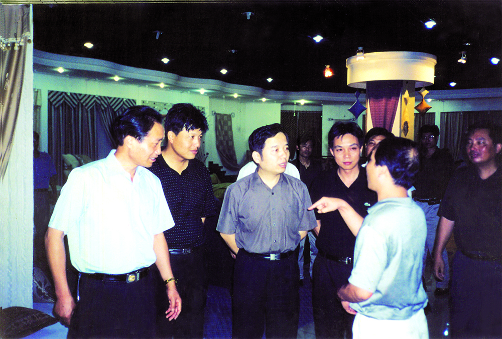 2002年9月，嘉兴市市长陈德荣考察家纺城，了解海宁家纺发展情况.jpg
